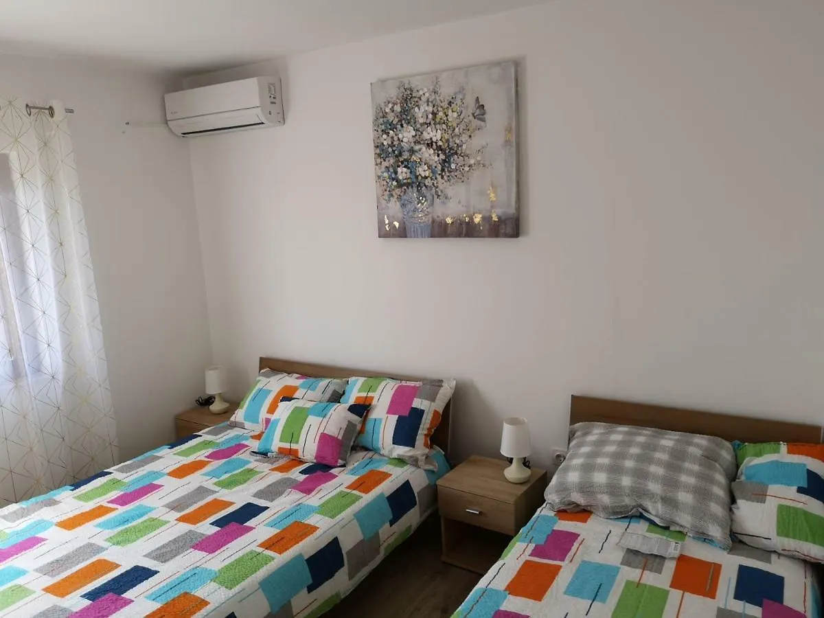 Tomek Apartment Vir