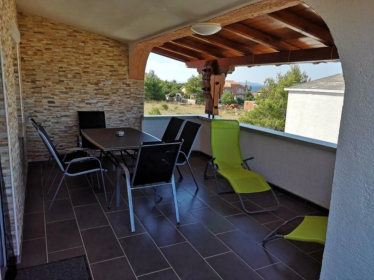 Tomek Apartment Vir