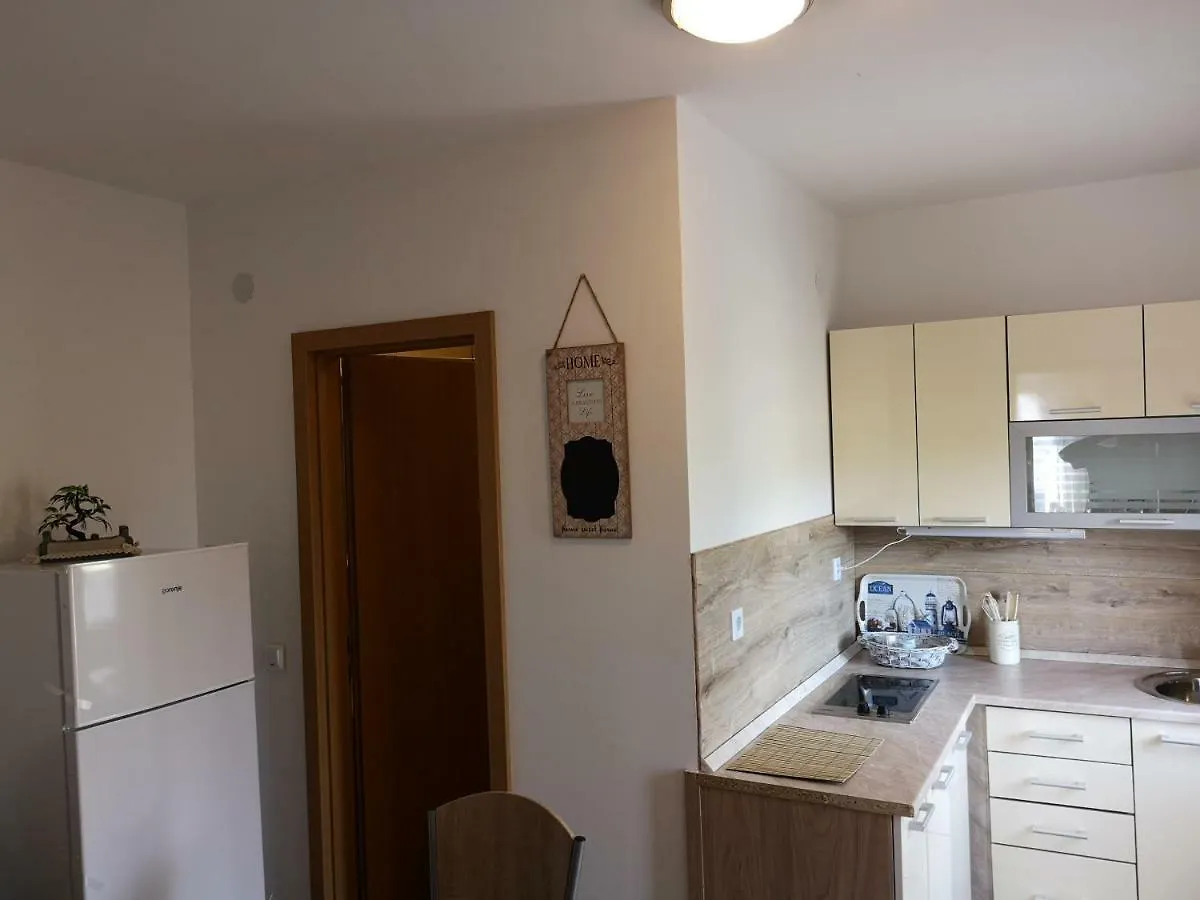 Tomek Apartment Vir