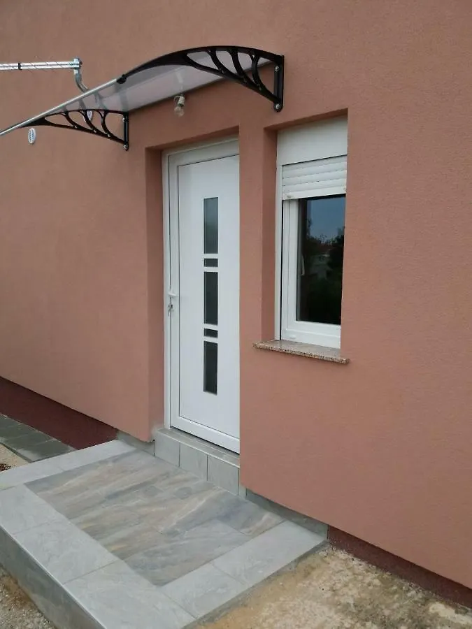 Tomek Apartment Vir